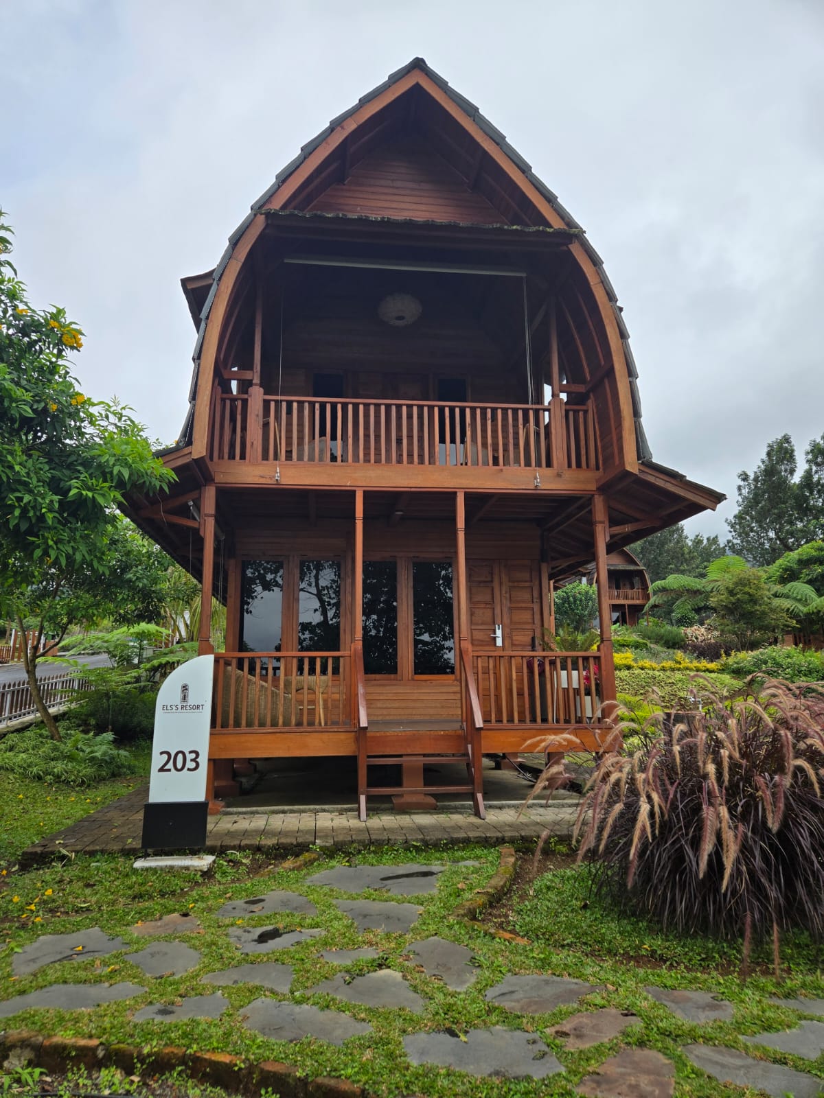 Villa bambu dan kayu dolken buatan Sumber Rejeki Rumpin